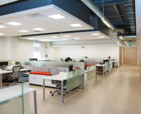 Bureau quasi vide pendant une perturbation sociale, illustrant l'importance de la continuité de service du secrétariat à distance