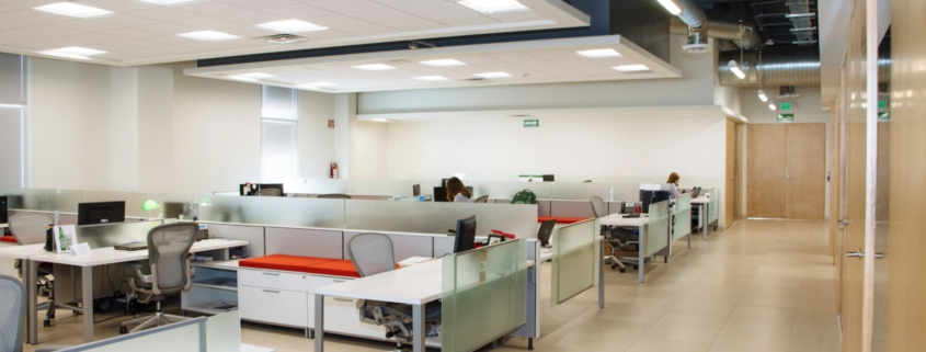 Bureau quasi vide pendant une perturbation sociale, illustrant l'importance de la continuité de service du secrétariat à distance