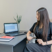 comment-dicter-efficacement-secretaire-distance-bureau.jpg Secrétaire à distance au bureau — frappe sous dictée et transcription audio Assistance Virtuelle