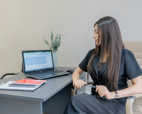 Secrétaire à distance au bureau — frappe sous dictée et transcription audio Assistance Virtuelle
