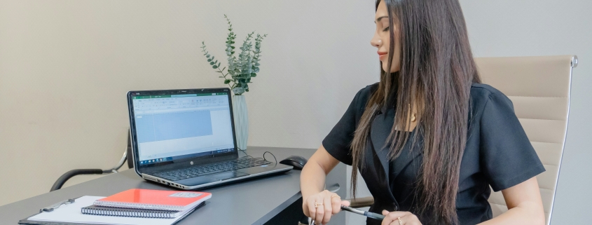 Secrétaire à distance au bureau — frappe sous dictée et transcription audio Assistance Virtuelle