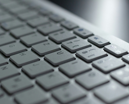 Frappe sous dictée et transcription audio par secrétaire qualifiée — Assistance Virtuelle