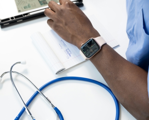 Secrétaire médicale spécialisée frappe compte rendu médical à distance — Assistance Virtuelle