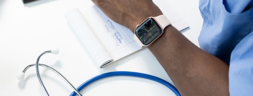 Secrétaire médicale spécialisée frappe compte rendu médical à distance — Assistance Virtuelle
