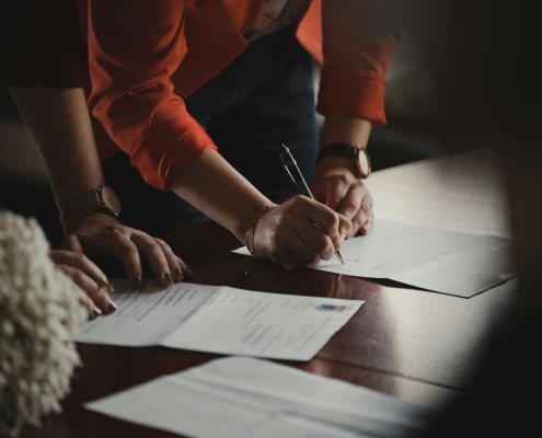 Signature de documents juridiques — frappe sous dictée pour avocats et cabinets juridiques