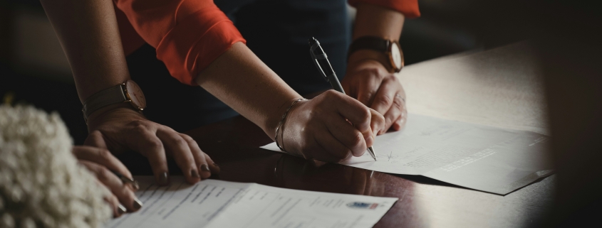 Signature de documents juridiques — frappe sous dictée pour avocats et cabinets juridiques
