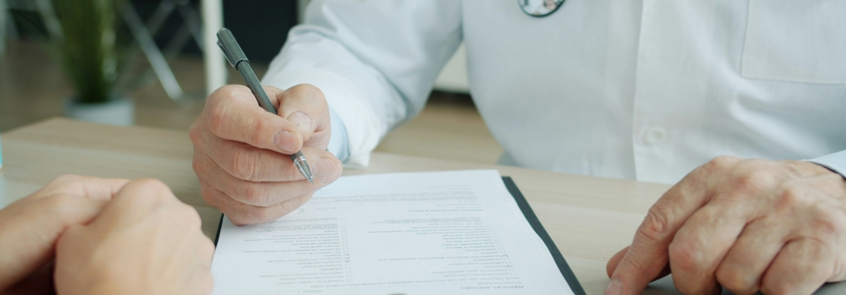 Médecin dictant un compte rendu médical pour frappe sous dictée par une secrétaire médicale à distance