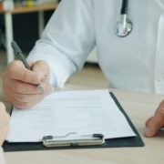 frappe-sous-dictee-medicale-choisir-prestataire-assistance-virtuelle.jpg Médecin dictant un compte rendu médical pour frappe sous dictée par une secrétaire médicale à distance