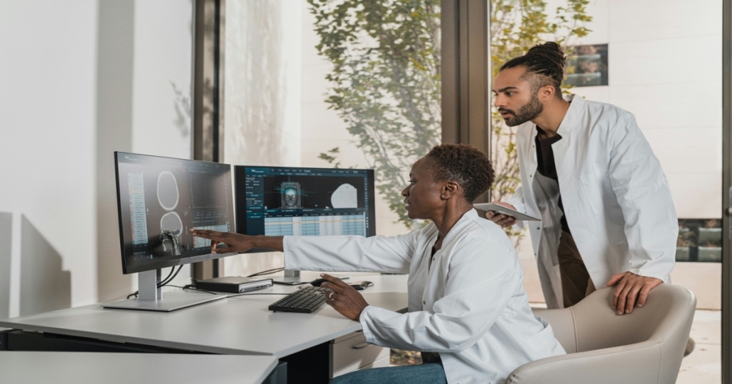 Médecins devant écrans médicaux — intelligence artificielle vs secrétaire médicale humaine