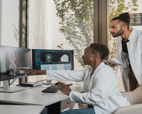 Médecins devant écrans médicaux — intelligence artificielle vs secrétaire médicale humaine