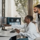 Médecins devant écrans médicaux — intelligence artificielle vs secrétaire médicale humaine