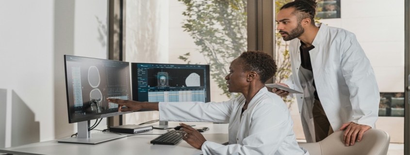 Médecins devant écrans médicaux — intelligence artificielle vs secrétaire médicale humaine