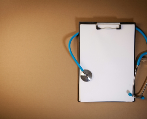Médecin submergé par les tâches administratives — secrétariat médical à distance Assistance Virtuelle