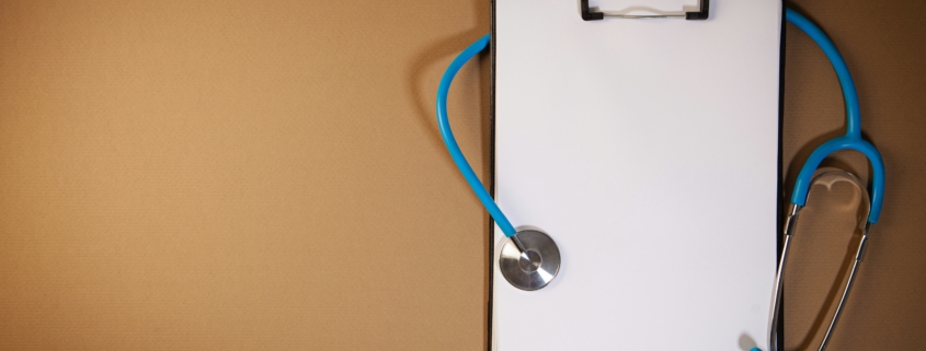 Médecin submergé par les tâches administratives — secrétariat médical à distance Assistance Virtuelle
