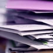 RGPD et secrétariat externalisé : checklist de conformité Pile de dossiers et documents illustrant la gestion confidentielle des données dans le secrétariat externalisé