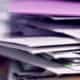 Pile de dossiers et documents illustrant la gestion confidentielle des données dans le secrétariat externalisé