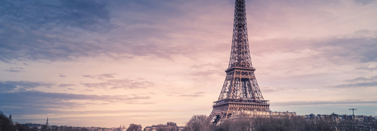 Tour Eiffel à Paris, France, marché principal du service de secrétariat à distance Assistance Virtuelle pour professionnels français