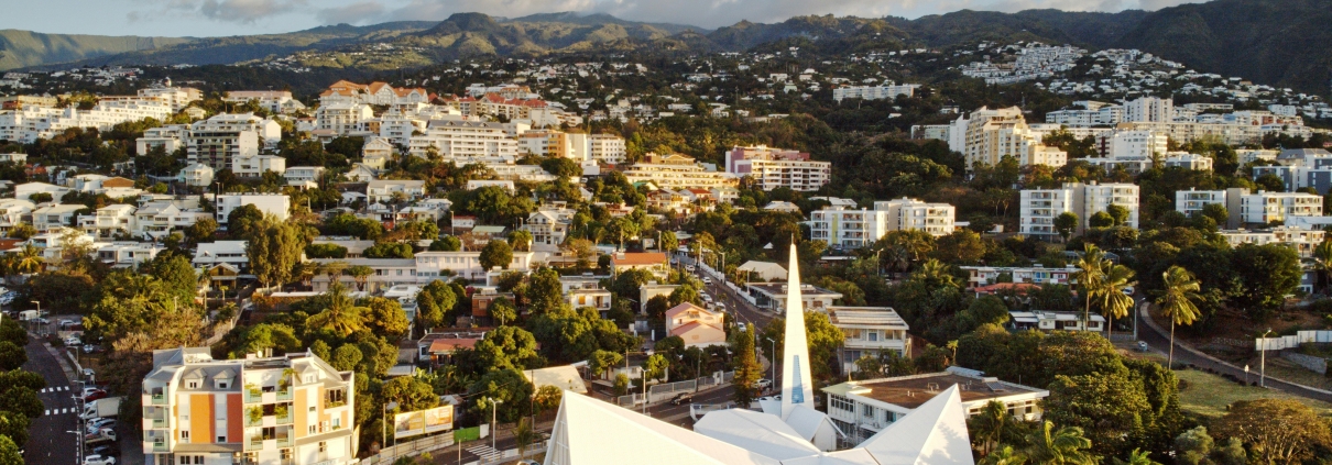 Vue aérienne de La Réunion, île cible du service de secrétariat à distance Assistance Virtuelle pour professionnels réunionnais