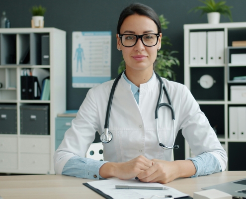 Secrétaire médicale à distance gérant l'agenda et les appels d'un cabinet médical