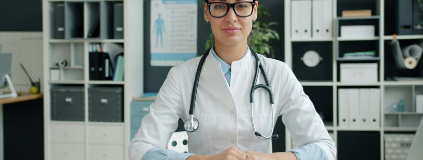 Secrétaire médicale à distance gérant l'agenda et les appels d'un cabinet médical