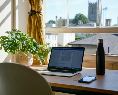 Professionnel libéral en télétravail organisant sa délégation administrative avec un secrétariat à distance