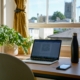 Professionnel libéral en télétravail organisant sa délégation administrative avec un secrétariat à distance