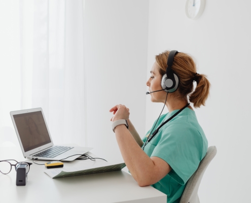 Secrétaire médicale expérimentée transcrivant une dictée depuis l'Île Maurice