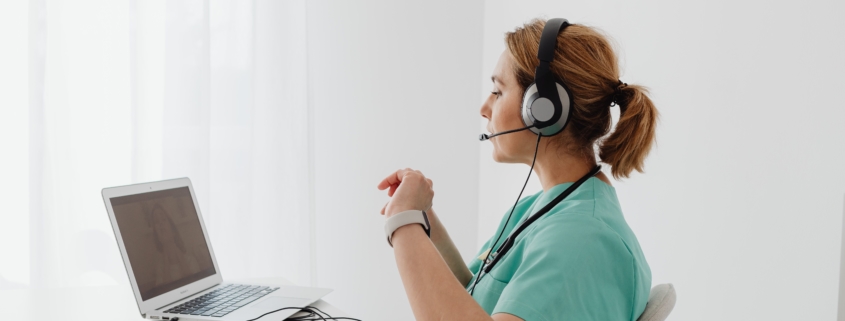 Secrétaire médicale expérimentée transcrivant une dictée depuis l'Île Maurice