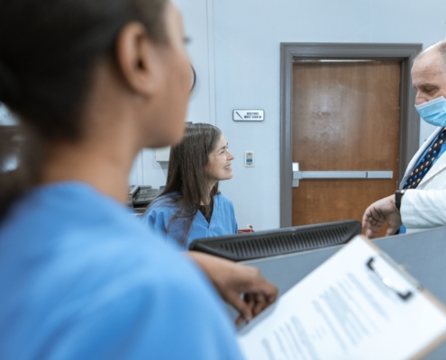 Équipe de secrétaires gérant les appels de plusieurs médecins d'un cabinet de groupe
