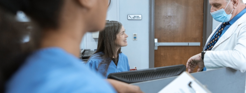Équipe de secrétaires gérant les appels de plusieurs médecins d'un cabinet de groupe
