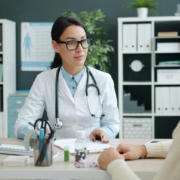 chatgpt-compte-rendu-medical-medecin-assistance-virtuelle.jpg Médecin s'interrogeant sur l'usage de ChatGPT pour la rédaction de comptes rendus médicaux