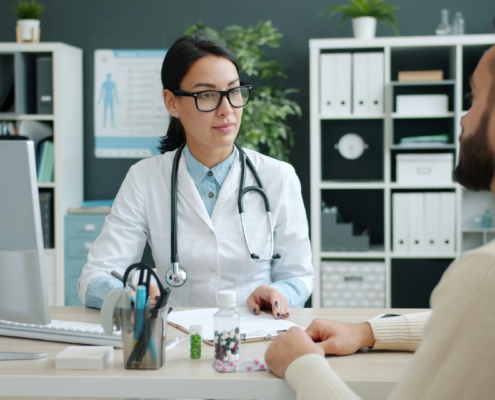 Médecin s'interrogeant sur l'usage de ChatGPT pour la rédaction de comptes rendus médicaux