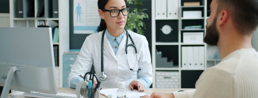 Médecin s'interrogeant sur l'usage de ChatGPT pour la rédaction de comptes rendus médicaux