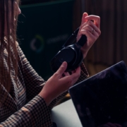 cout-permanence-telephonique-externalisee-2026-assistance-virtuelle.jpg Secrétaire gérant une permanence téléphonique externalisée pour un professionnel libéral
