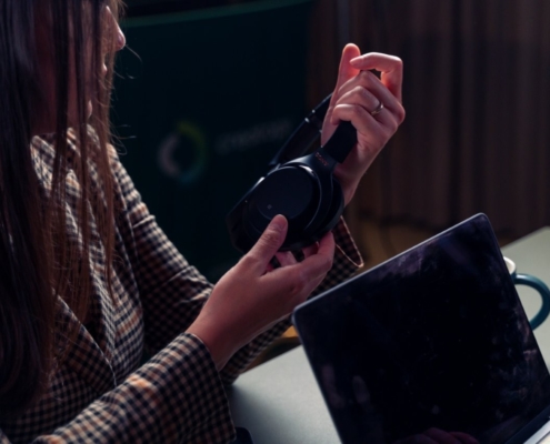 Secrétaire gérant une permanence téléphonique externalisée pour un professionnel libéral