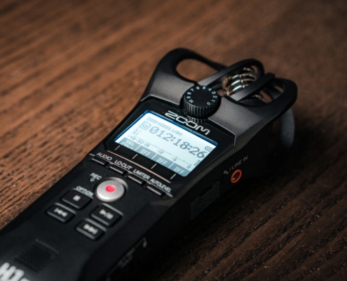 Médecin utilisant un dictaphone numérique — dictée médicale et transcription | Assistance Virtuelle