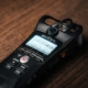Médecin utilisant un dictaphone numérique — dictée médicale et transcription | Assistance Virtuelle