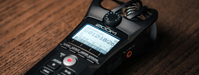 Médecin utilisant un dictaphone numérique — dictée médicale et transcription | Assistance Virtuelle