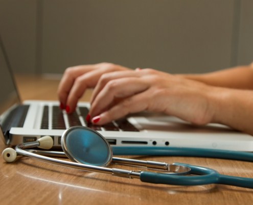 Secrétaire médicale à distance retranscrivant un compte rendu de consultation — Assistance Virtuelle