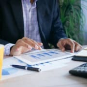 Confidentialité expert-comptable et données financières Expert-comptable consultant des documents financiers confidentiels sur tablette