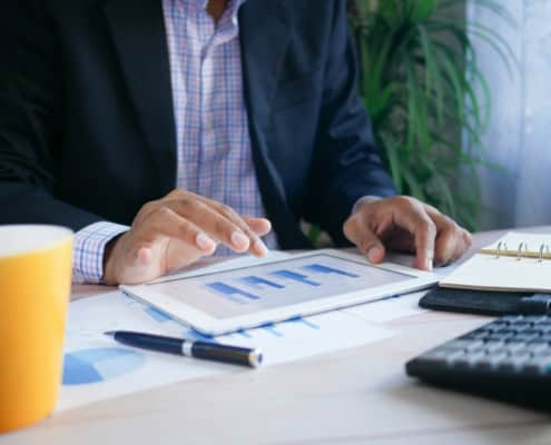 Expert-comptable consultant des documents financiers confidentiels sur tablette