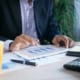 Expert-comptable consultant des documents financiers confidentiels sur tablette