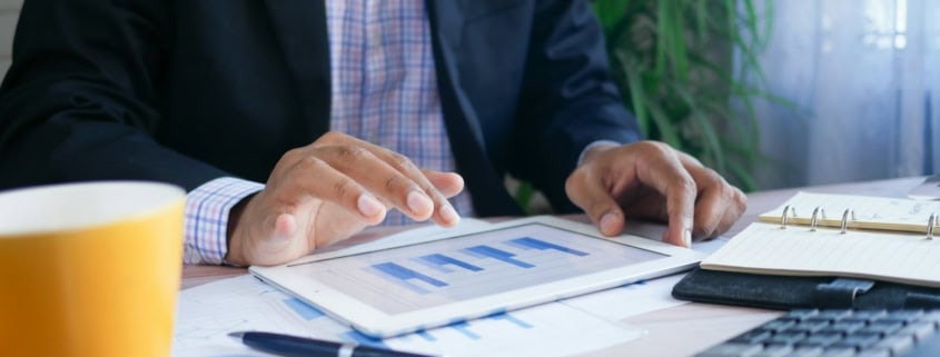 Expert-comptable consultant des documents financiers confidentiels sur tablette