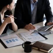 Expert-comptable recommandant l’externalisation administrative expert-comptable conseillant l'externalisation administrative à un client