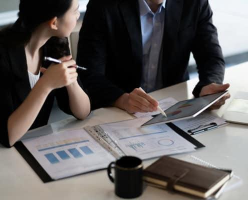 expert-comptable conseillant l'externalisation administrative à un client