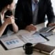expert-comptable conseillant l'externalisation administrative à un client