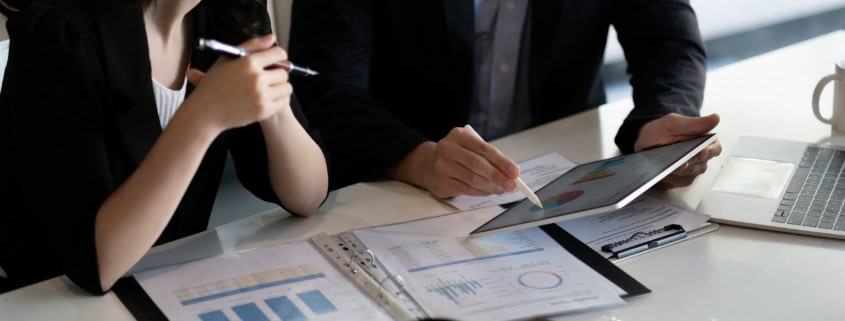 expert-comptable conseillant l'externalisation administrative à un client