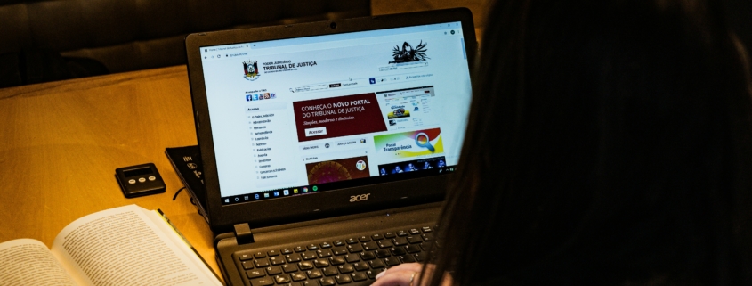 Secrétaire juridique traitant un dossier confidentiel, secret de l'instruction et intelligence artificielle