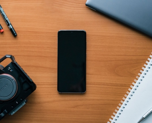 Dictaphone numérique et smartphone utilisés pour la dictée professionnelle