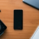 Dictaphone numérique et smartphone utilisés pour la dictée professionnelle